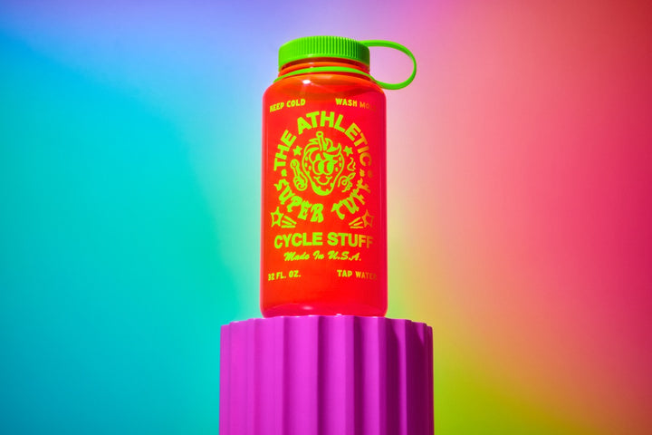 This 32oz wide mouth Nalgene bottle is made in the USA. The Pomegranate and Green colorway puts out Sriracha vibes.  